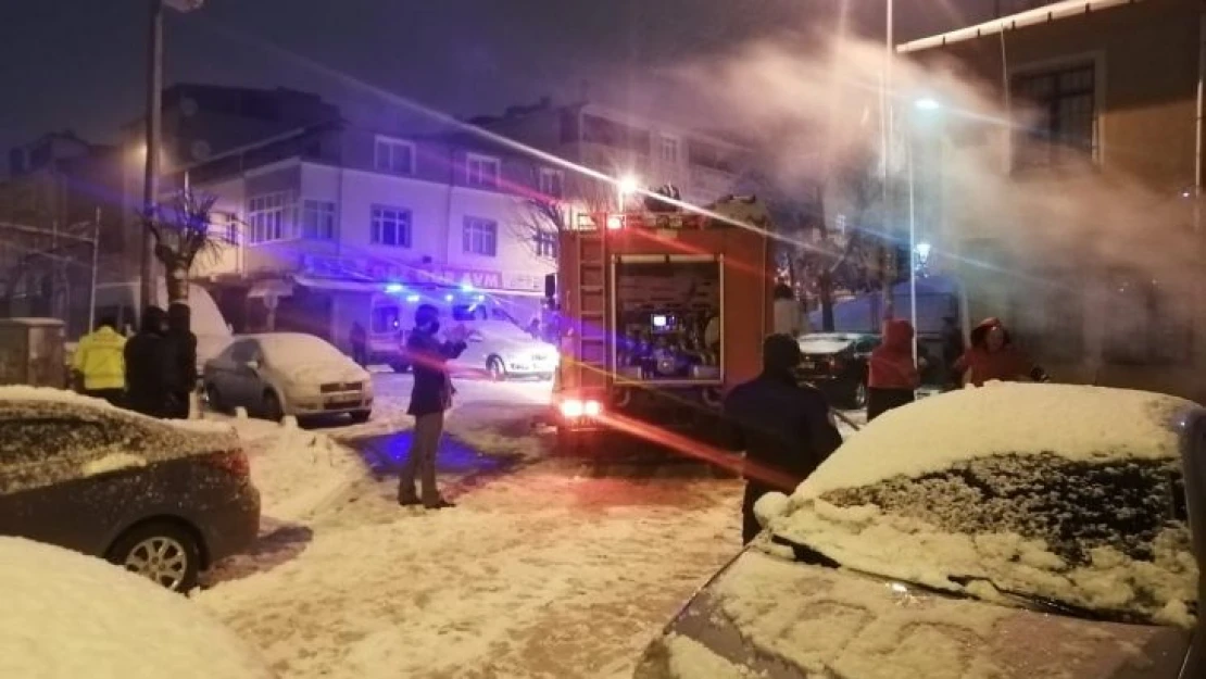 Sultangazi'de bir anda alev alan otomobil küle döndü