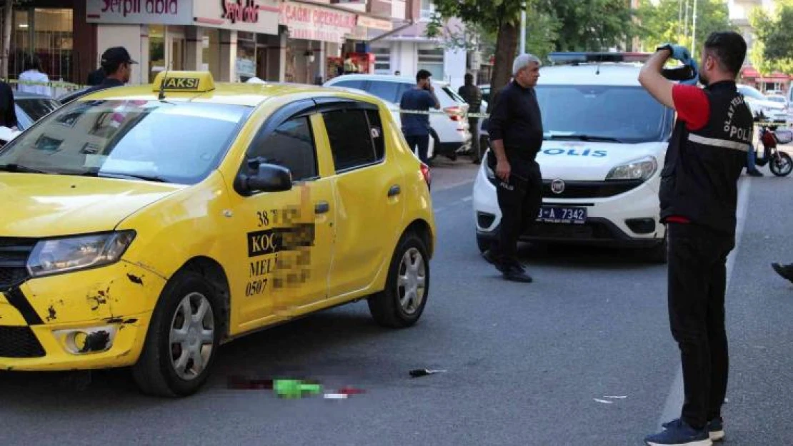 Taksi sahibinin oğlu, şoförü kafasından vurdu