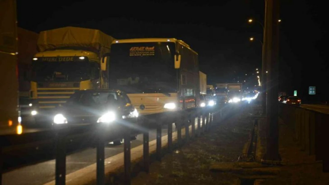 TEM'in Kocaeli kesiminde iki tır kazaya karıştı, yol trafiğe kapandı