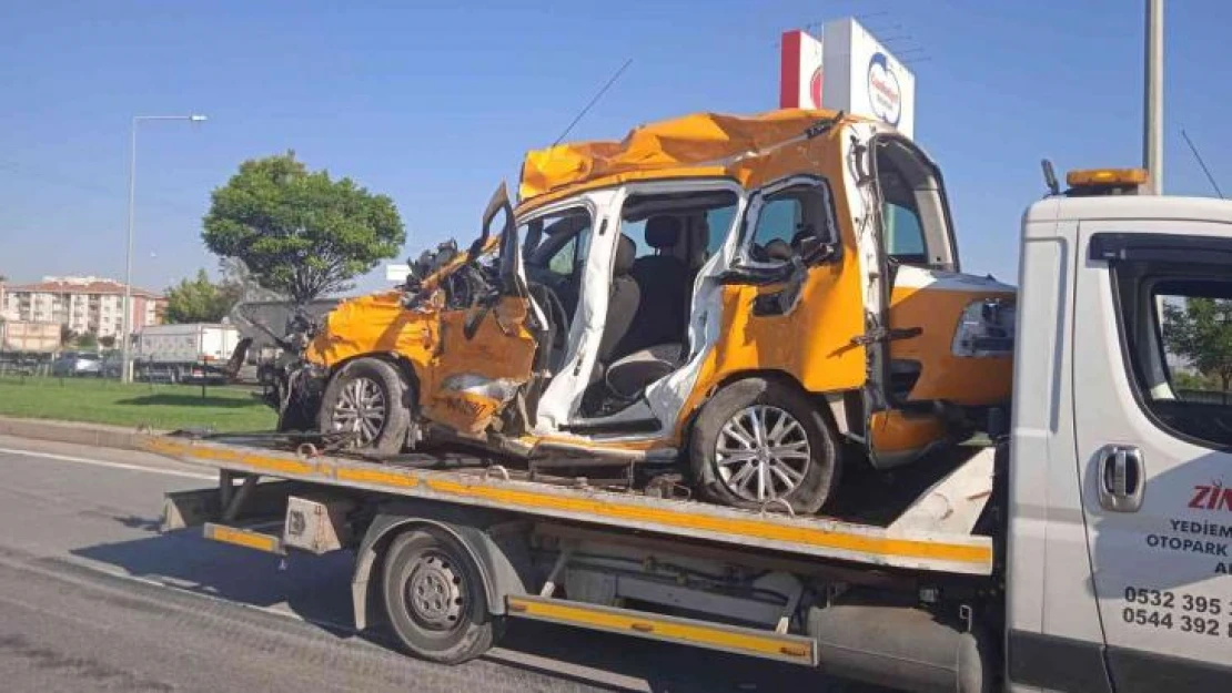 Ticari taksinin tırla çarpıştığı kazada şoför ve yolcu hayatını kaybetti