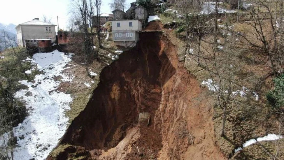 Trabzon'da kar sularının erimesi heyelanlara neden oluyor