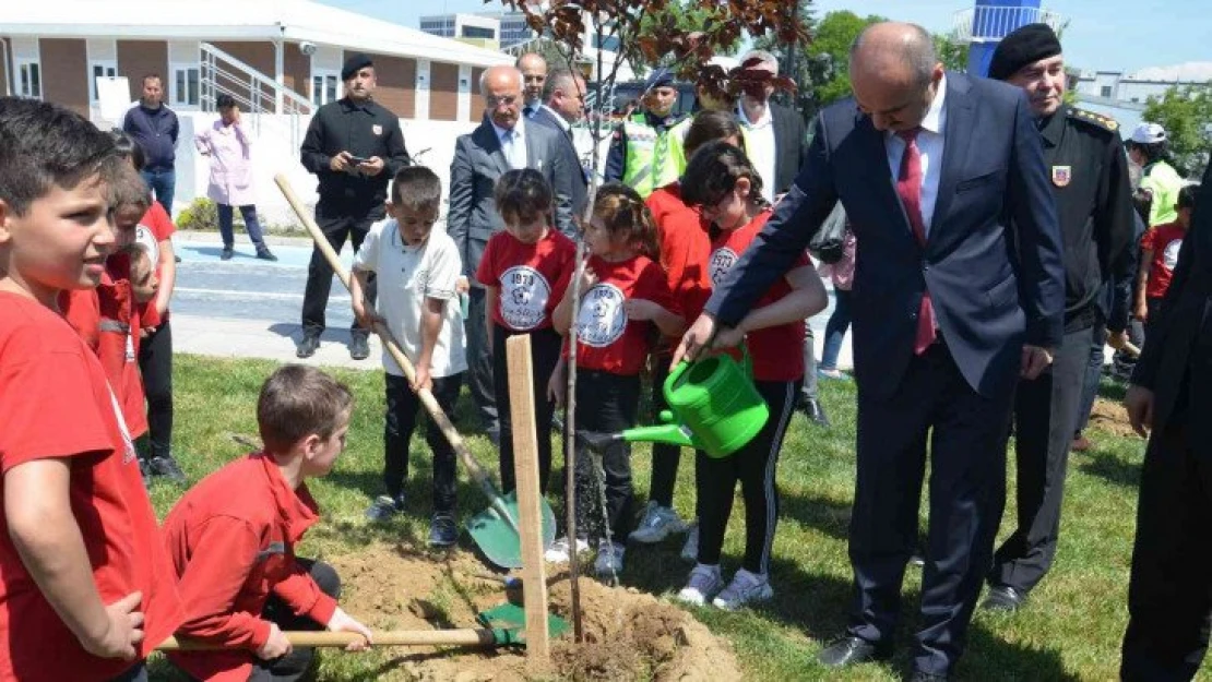 Trafik Eğitim Parkı'nda fidanlar toprakla buluştu