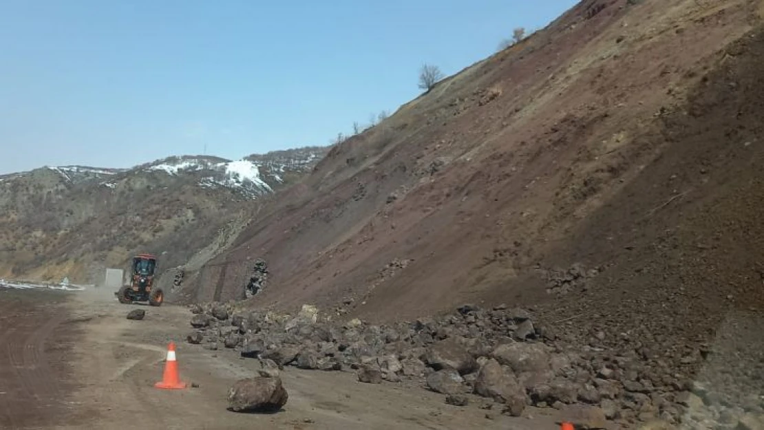 Tunceli'de kaya parçaları kara yoluna düştü