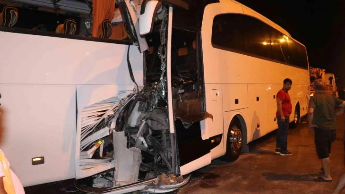 Tur otobüsü yolcu otobüsüne arkadan çarptı: 2'si ağır 25 yaralı