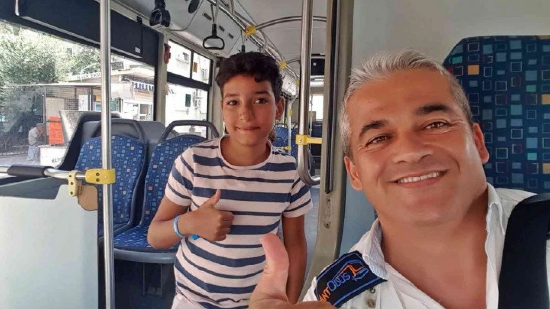 Turist aile çocuklarını otobüste unuttu, korku ve gözyaşları şoförle çekilen 'selfie' ile son buldu