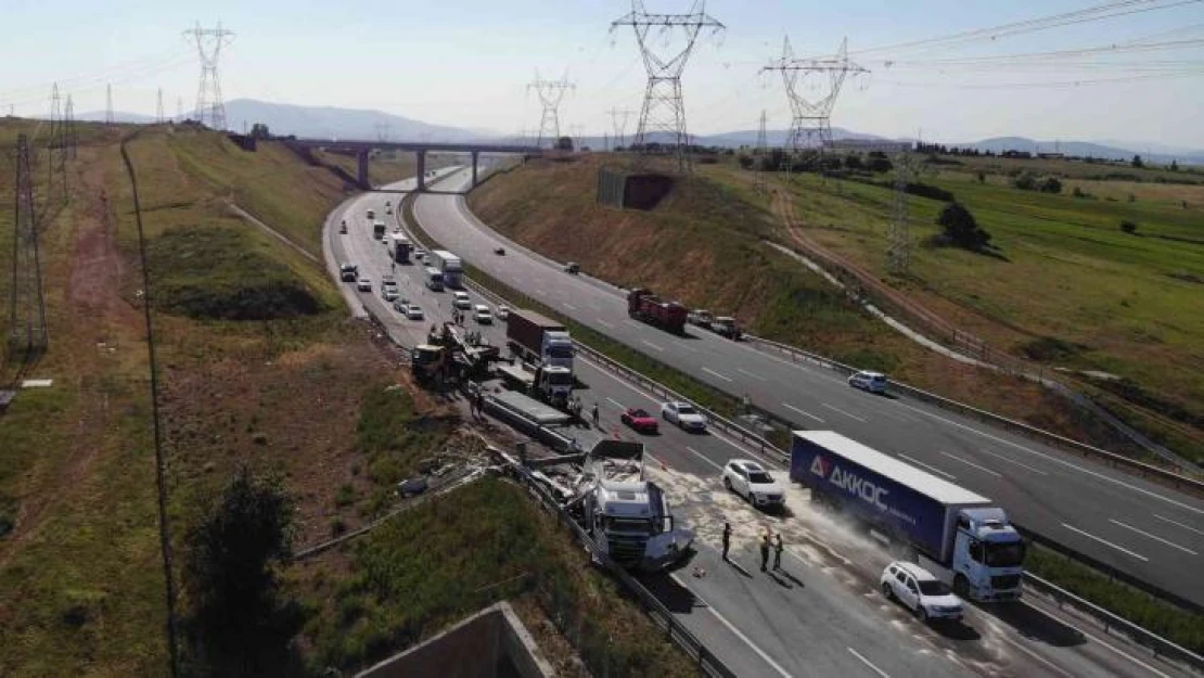 Tuzla'da tır dijital trafik levhasına çarptı, ortalık savaş alanına döndü: 2 yaralı