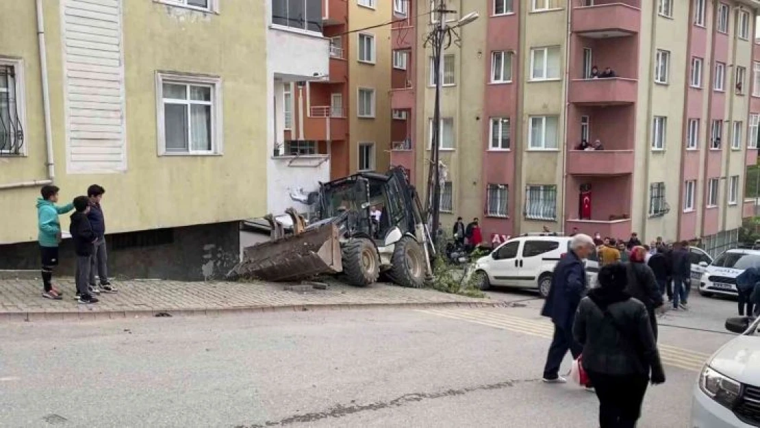 Ümraniye'de iş makinesi yokuş aşağı kaydı, ortalık savaş alanına döndü