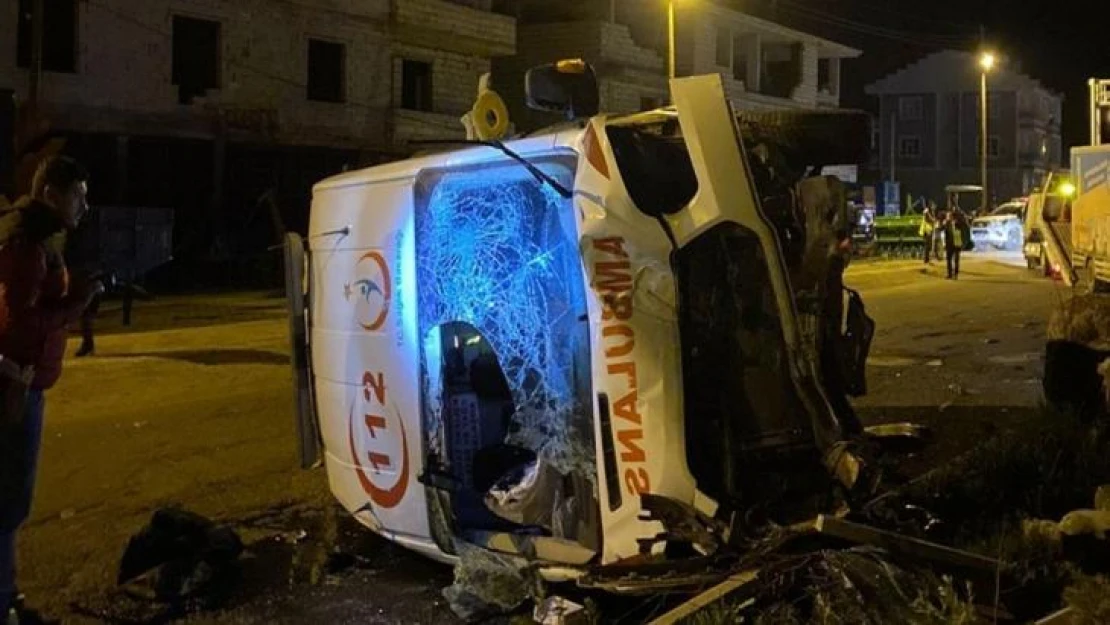 Vakaya giden ambulans kaza yaptı: 3 yaralı