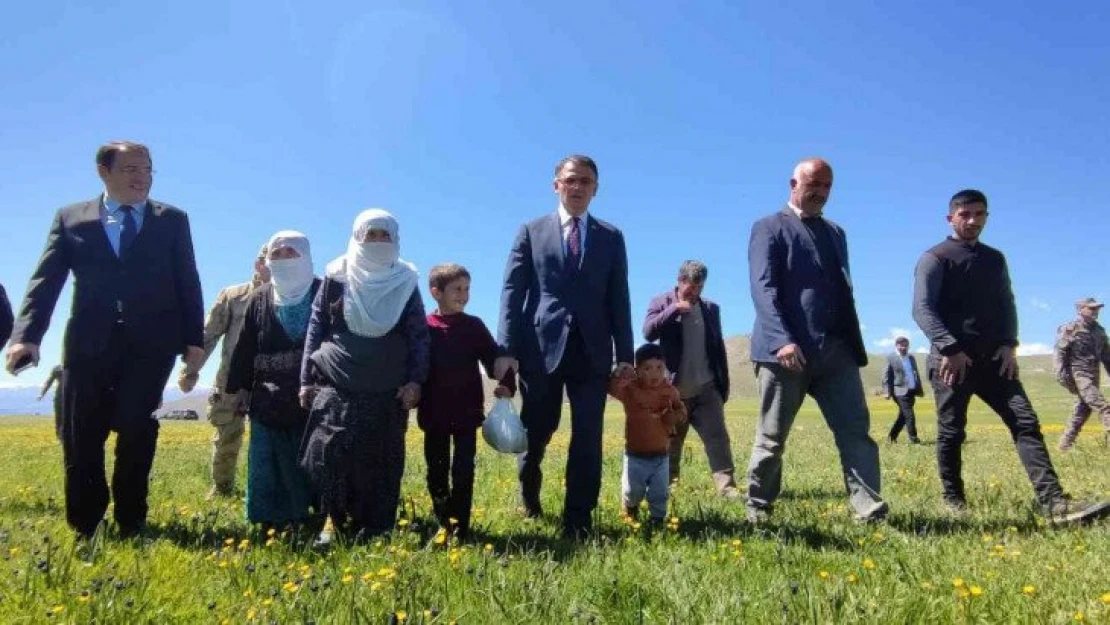 Vali Balcı, İran'ın sıfır noktasında hayvanlarını otlatan çoban ve peynir otu toplayan vatandaşları ziyaret etti