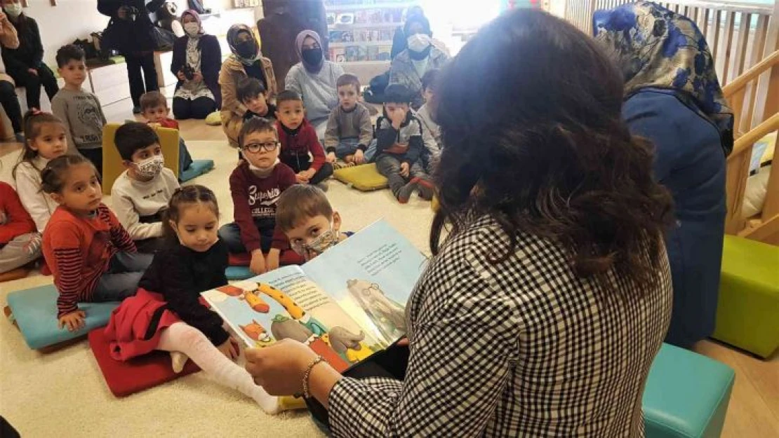 Vali eşi, Türkiye'nin ilk bebek kütüphanesinde çocuklar için masal okudu