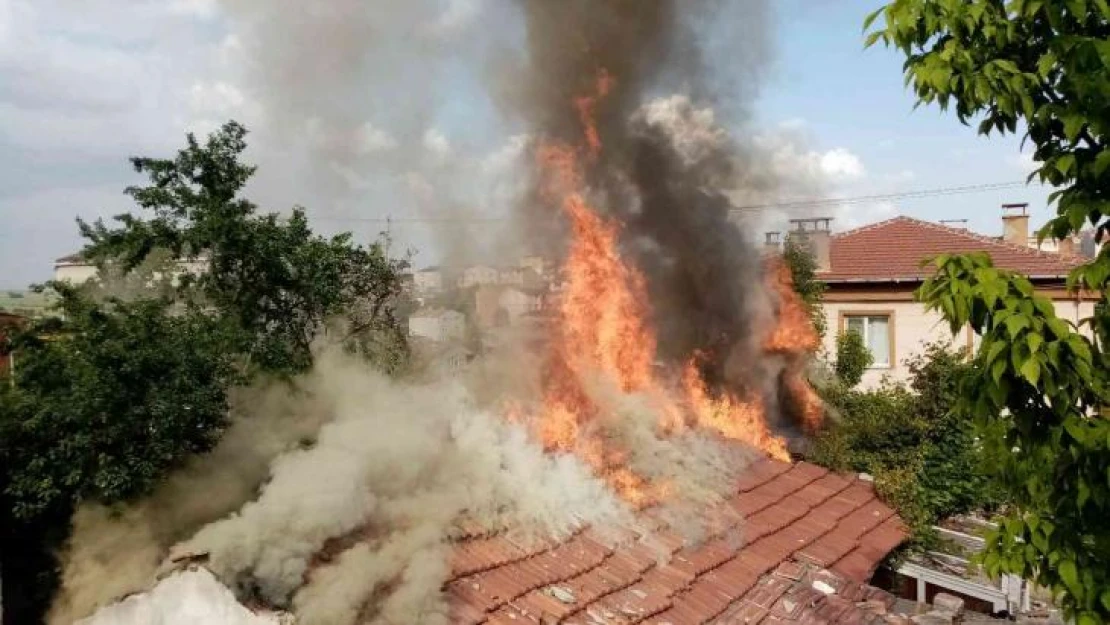 Yabancı uyruklu ailenin evi alev topuna döndü