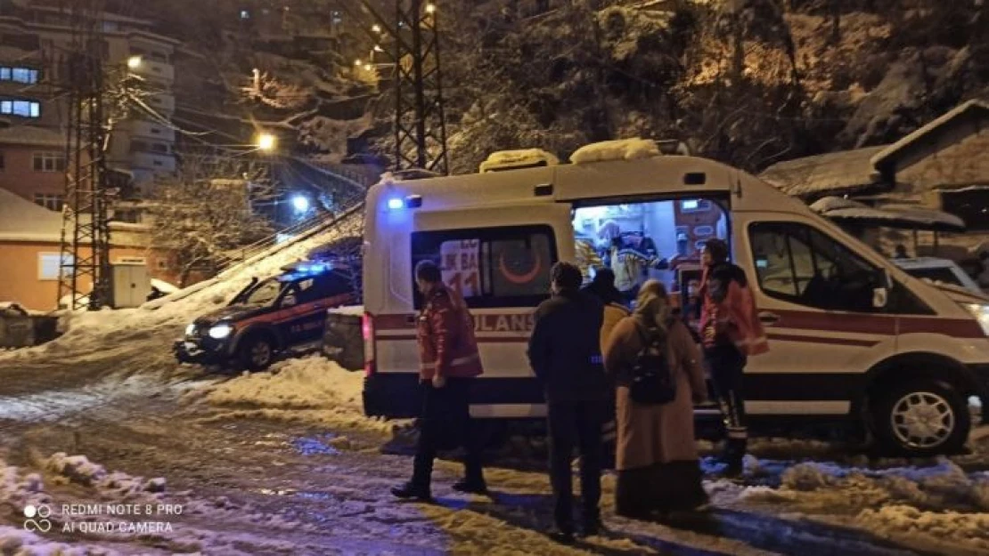 Yoğun karda yaşlı kadının imdadına yetiştiler