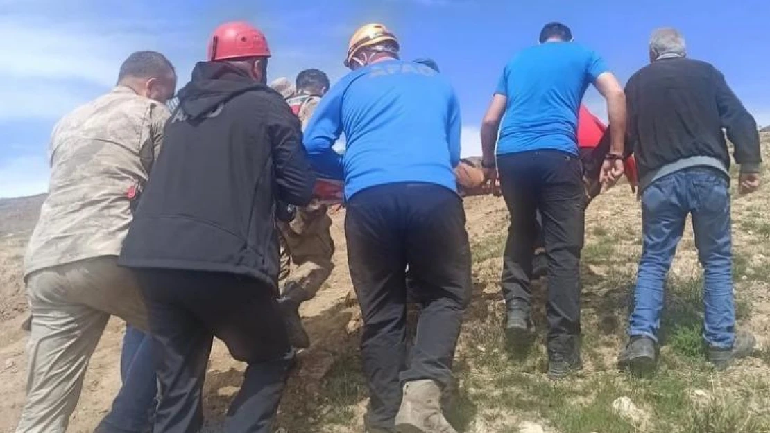 Yol düzeltme çalışması yapan iş makinesi uçurumdan yuvarlandı: 2 yaralı