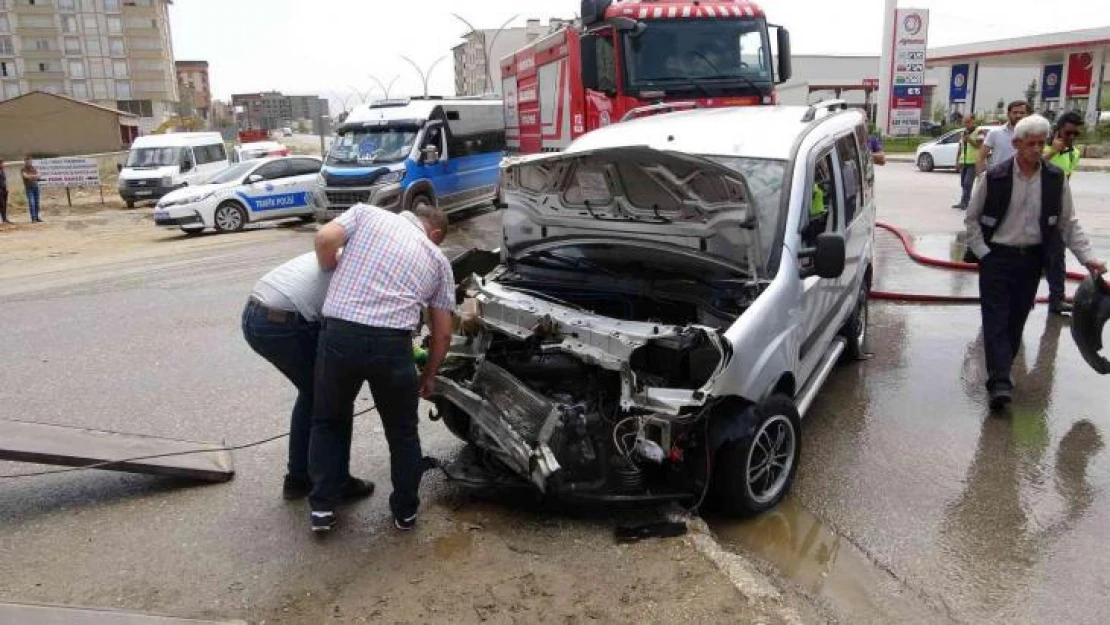 Yüksekova'da trafik kazası: 3 yaralı