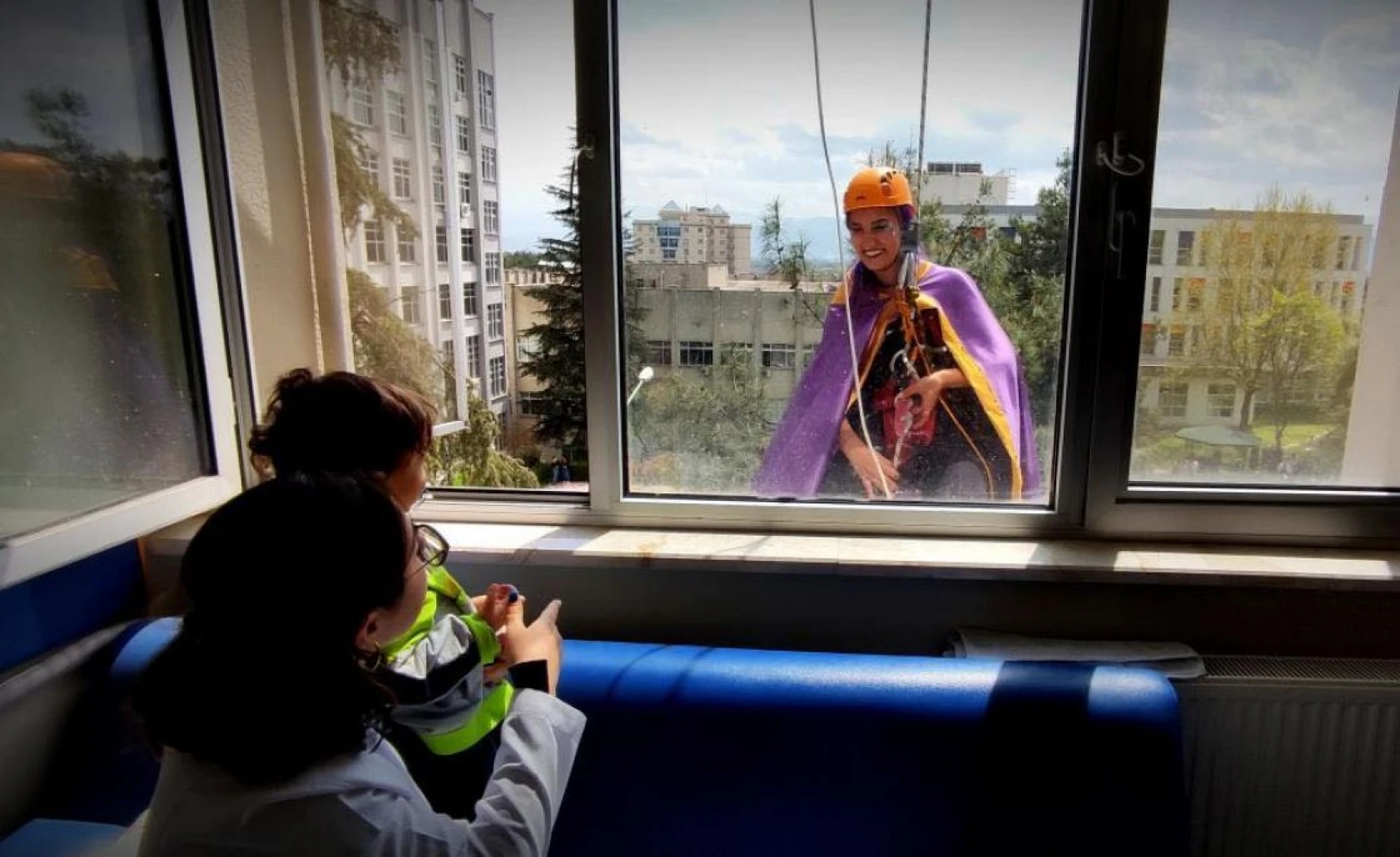 Süper kahramanlar hastaneye tırmanıp camdan çocuklara hediyeler verdi