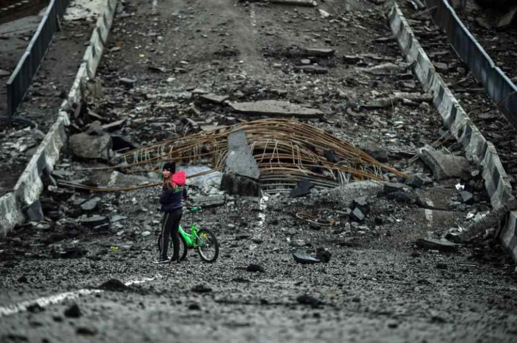 Ukrayna Borodyanka'da babayla kızının yıkılan köprüden eve dönüş yolculuğu