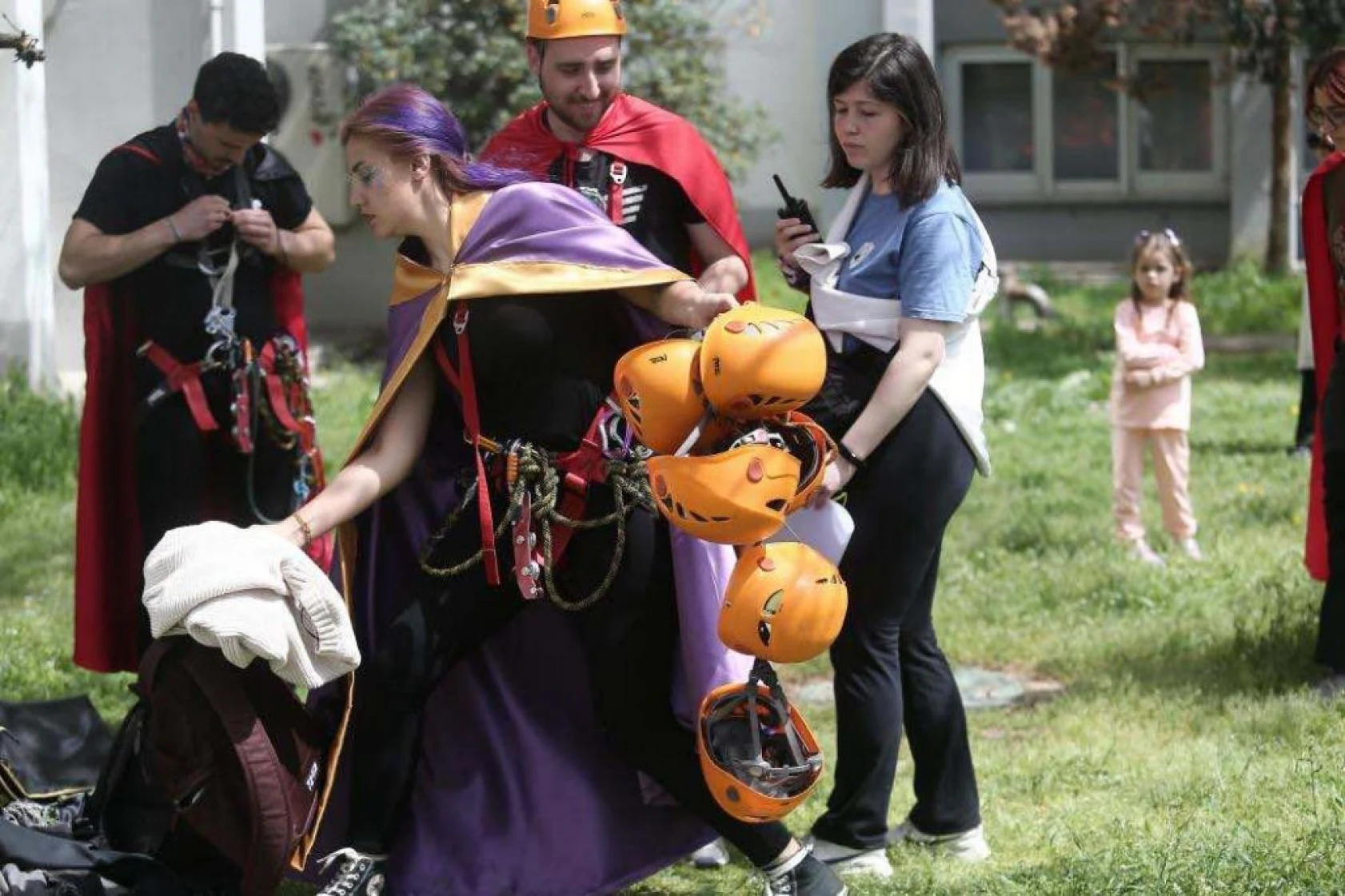 Süper kahramanlar hastaneye tırmanıp camdan çocuklara hediyeler verdi