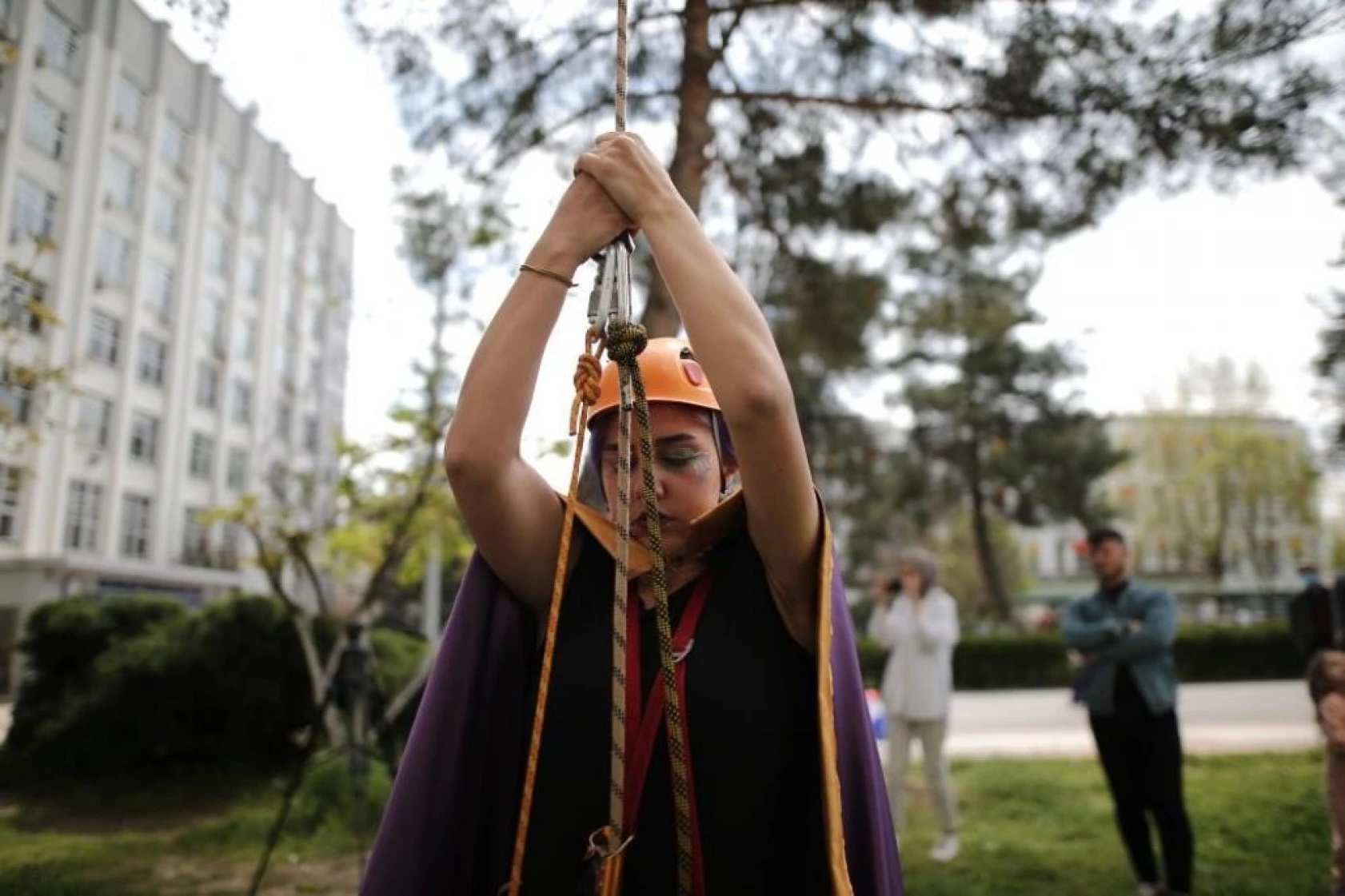 Süper kahramanlar hastaneye tırmanıp camdan çocuklara hediyeler verdi