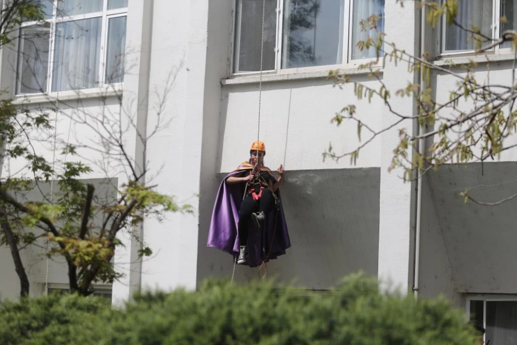 Süper kahramanlar hastaneye tırmanıp camdan çocuklara hediyeler verdi