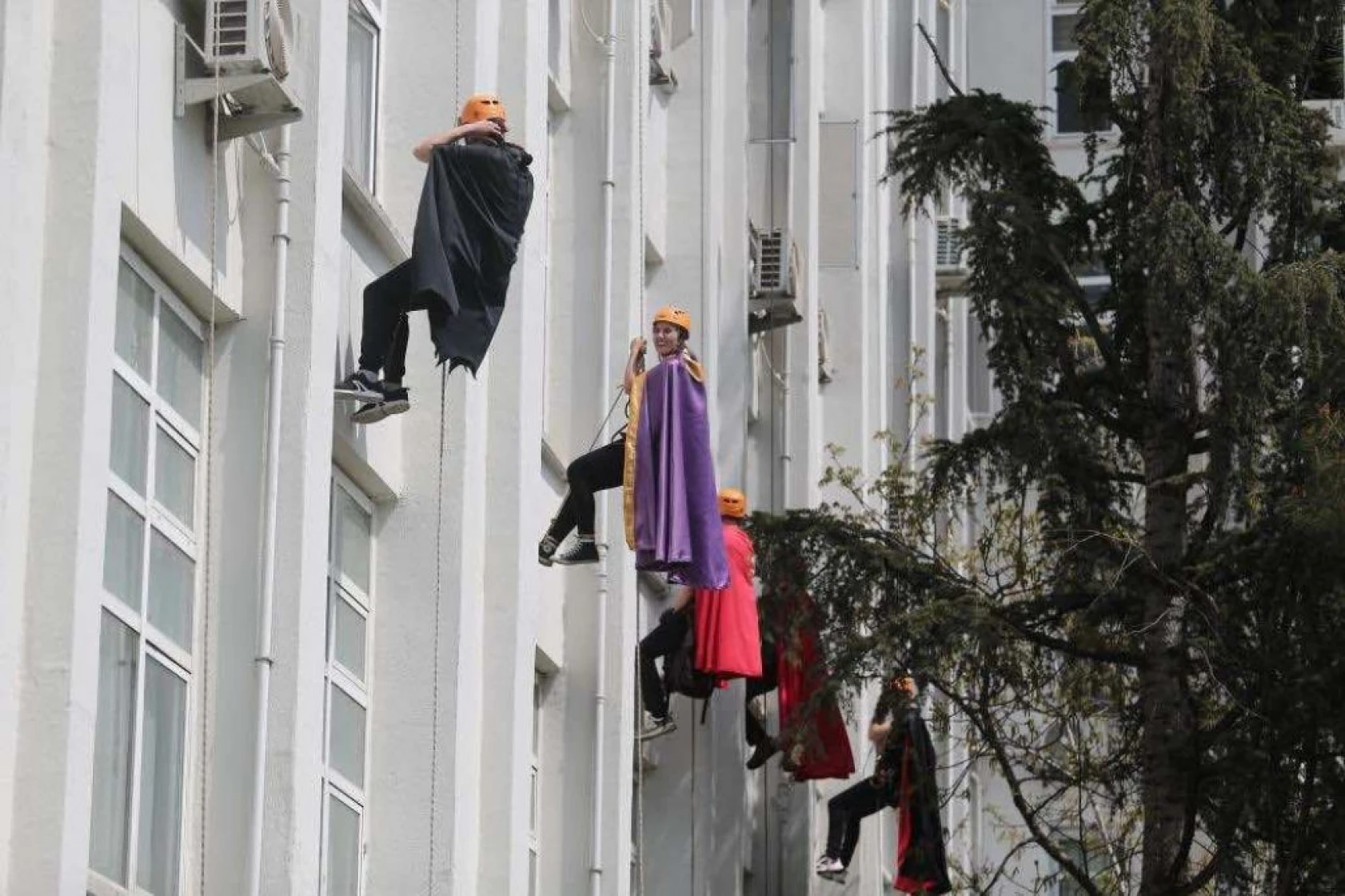 Süper kahramanlar hastaneye tırmanıp camdan çocuklara hediyeler verdi