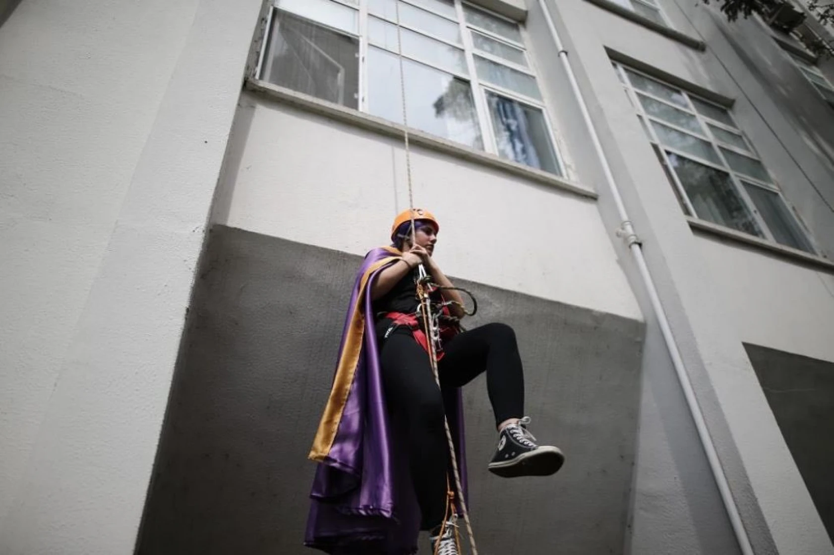 Süper kahramanlar hastaneye tırmanıp camdan çocuklara hediyeler verdi