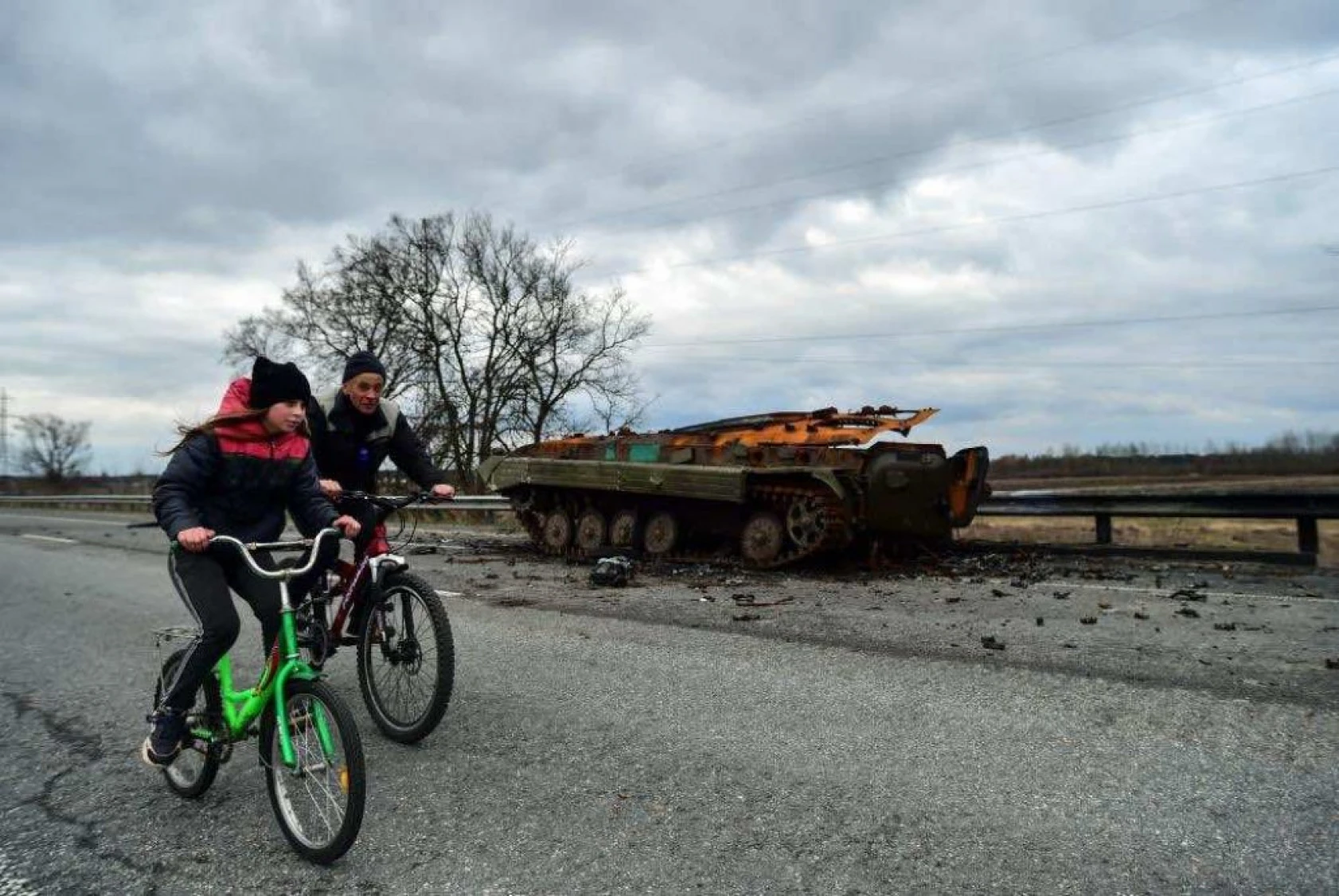 Ukrayna Borodyanka'da babayla kızının yıkılan köprüden eve dönüş yolculuğu