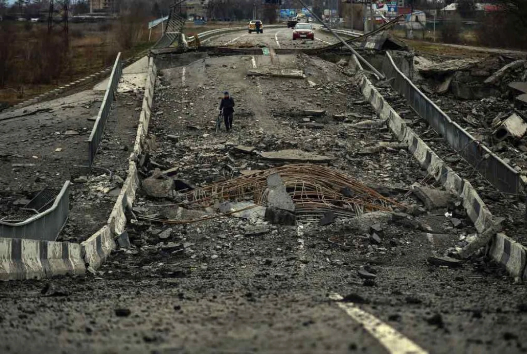 Ukrayna Borodyanka'da babayla kızının yıkılan köprüden eve dönüş yolculuğu