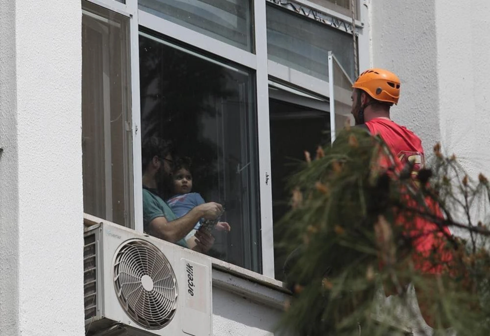 Süper kahramanlar hastaneye tırmanıp camdan çocuklara hediyeler verdi