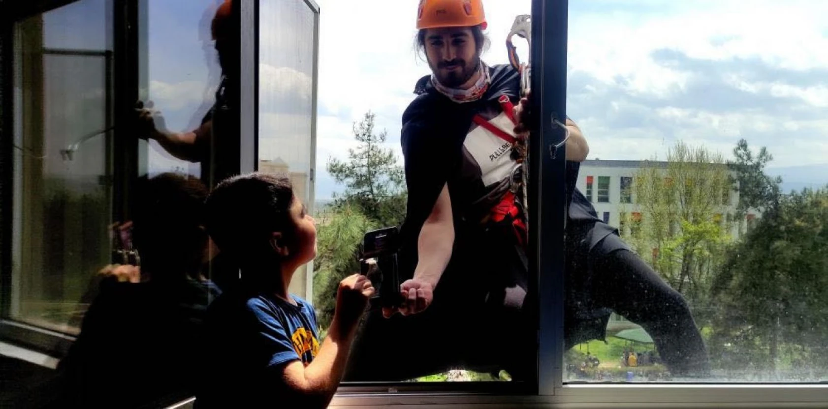 Süper kahramanlar hastaneye tırmanıp camdan çocuklara hediyeler verdi