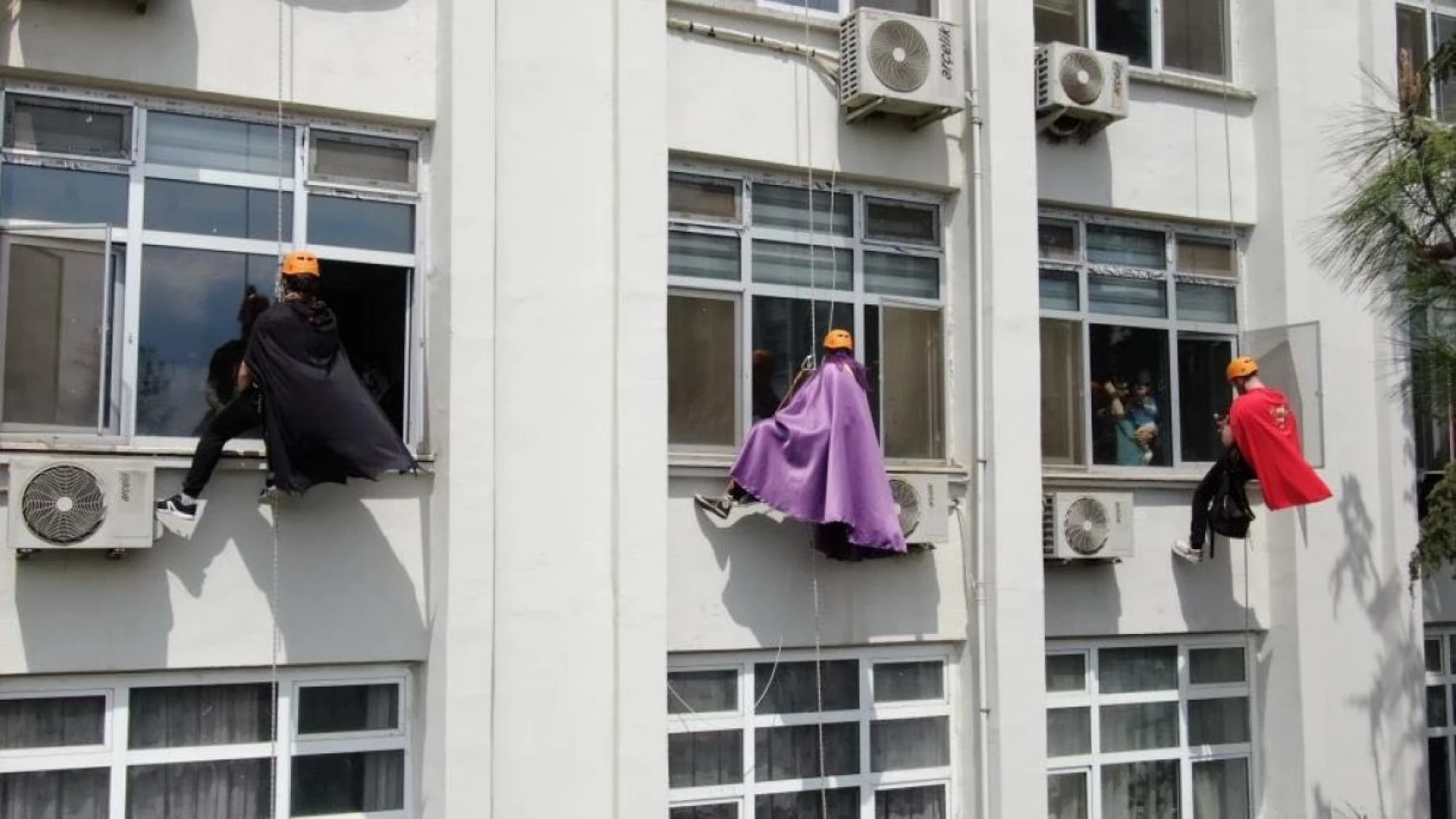Süper kahramanlar hastaneye tırmanıp camdan çocuklara hediyeler verdi