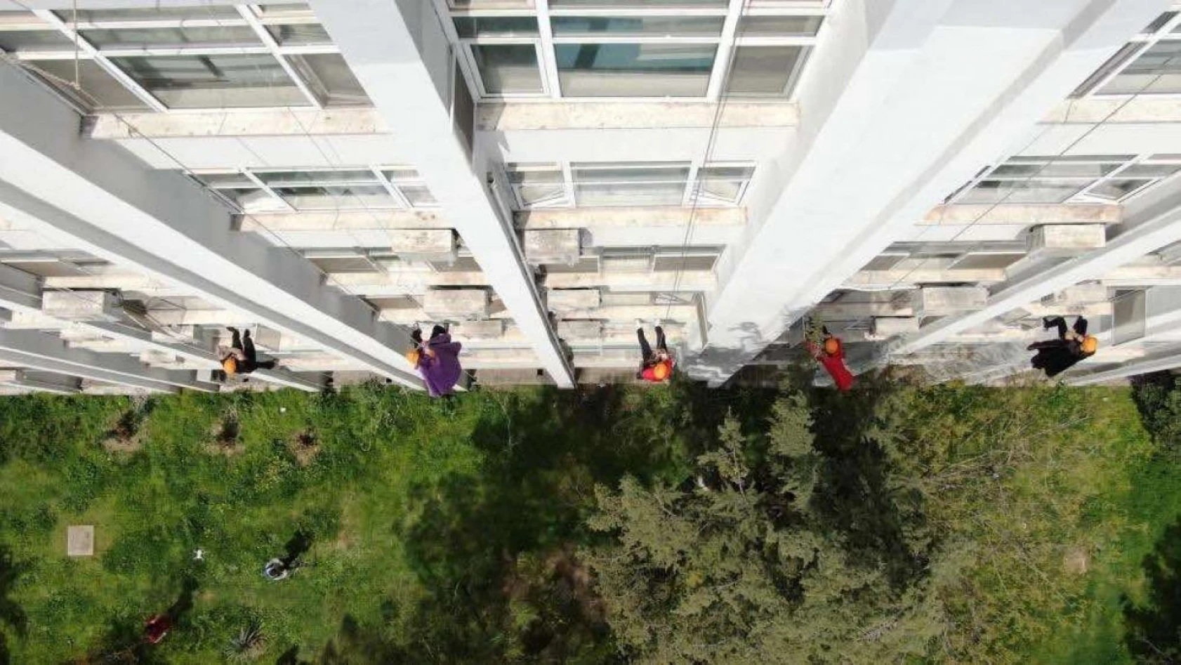 Süper kahramanlar hastaneye tırmanıp camdan çocuklara hediyeler verdi