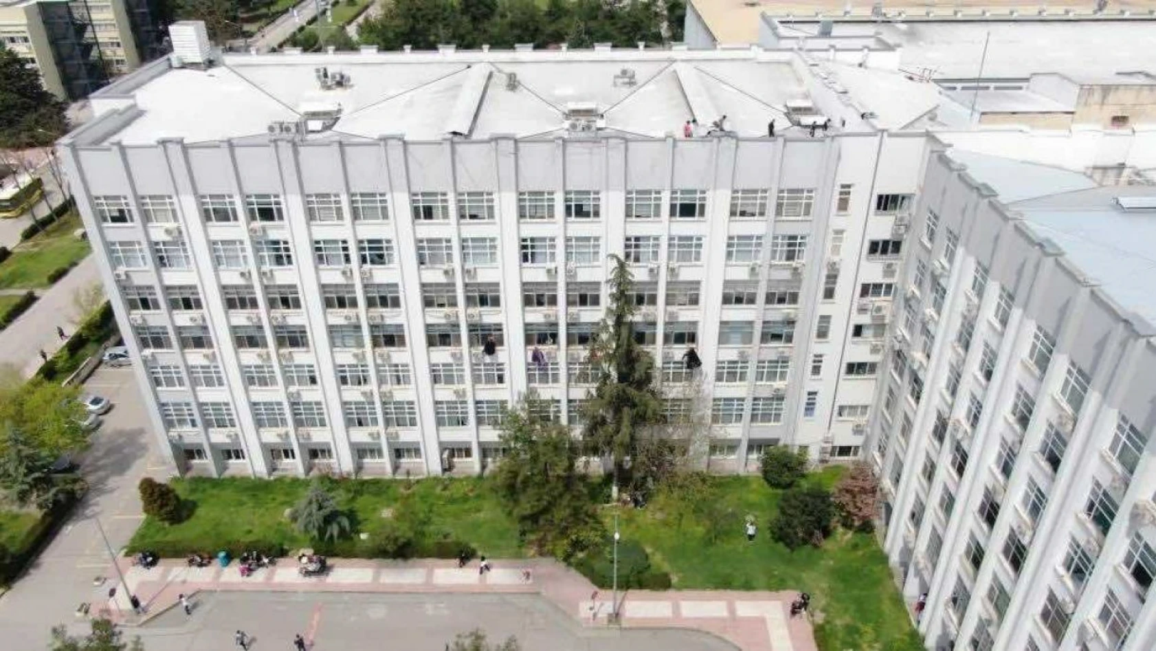 Süper kahramanlar hastaneye tırmanıp camdan çocuklara hediyeler verdi