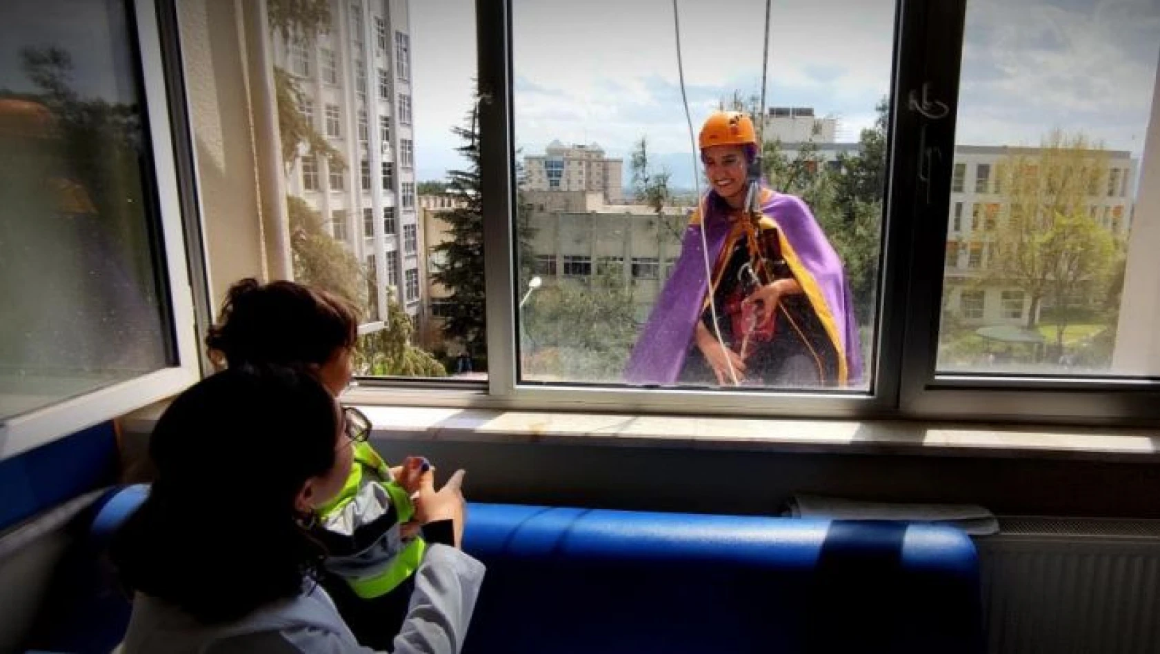 Süper kahramanlar hastaneye tırmanıp camdan çocuklara hediyeler verdi