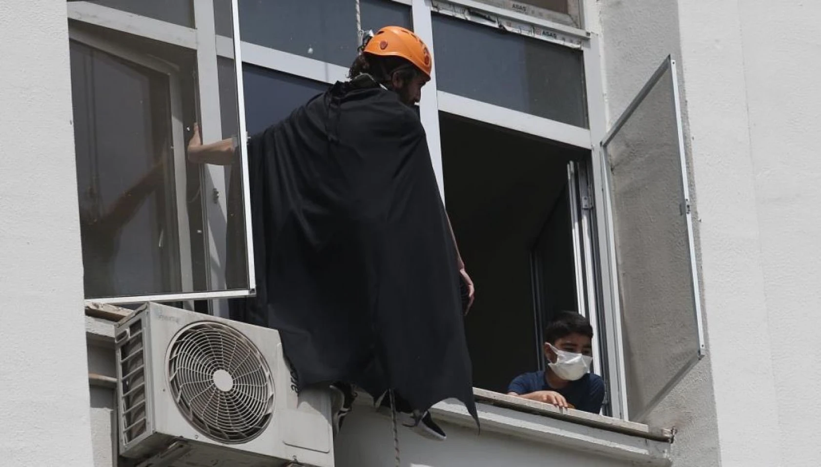 Süper kahramanlar hastaneye tırmanıp camdan çocuklara hediyeler verdi