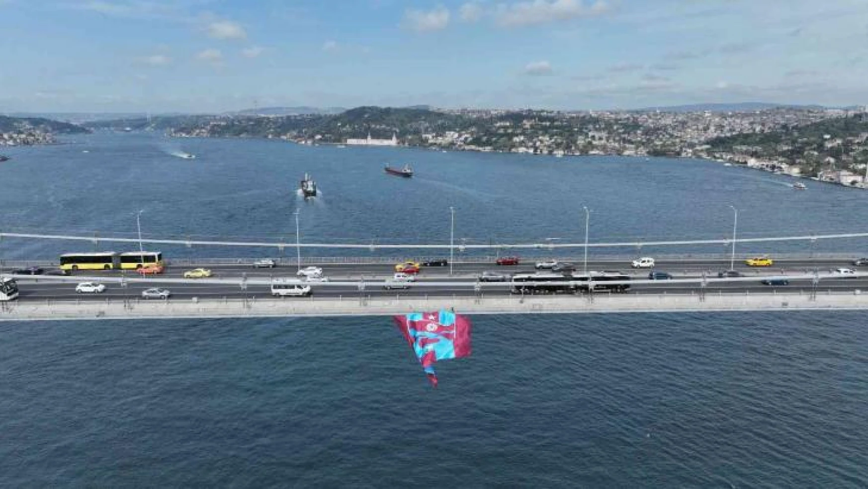 15 Temmuz Şehitler Köprüsü'ne asılan Trabzonspor bayrağı havadan görüntülendi