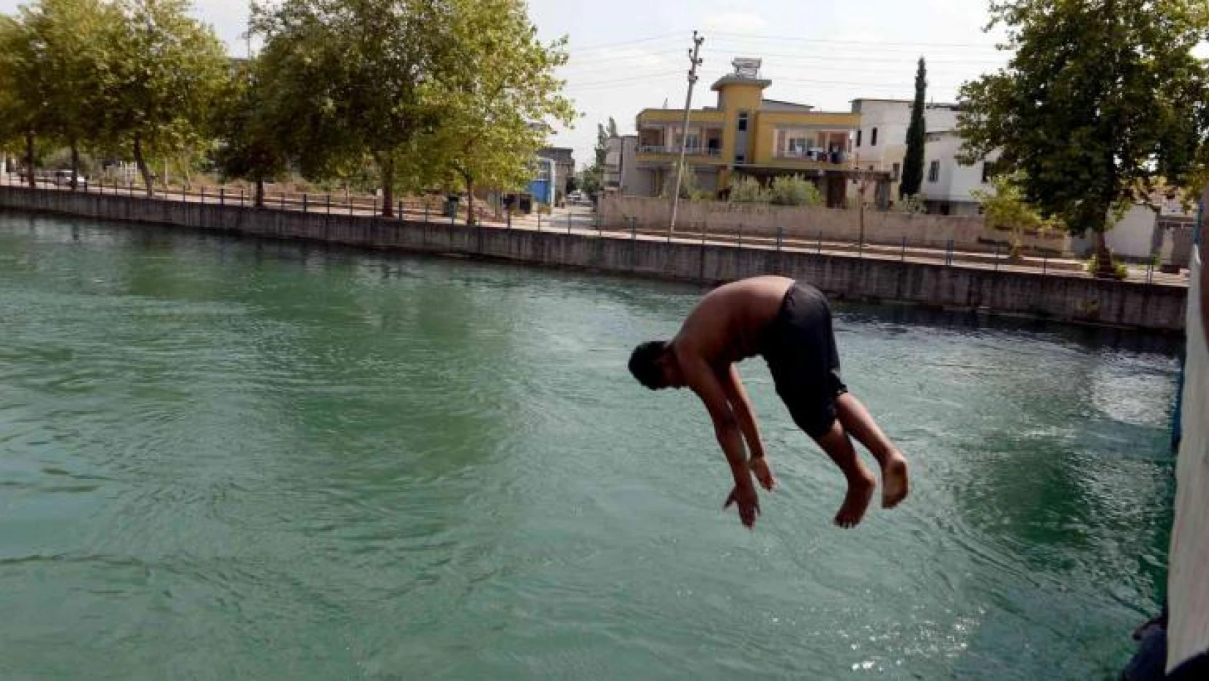 Adana'da 3 ayda 15 kişi boğulunca polis kanaldan çocukları toplayıp havuza götürdü