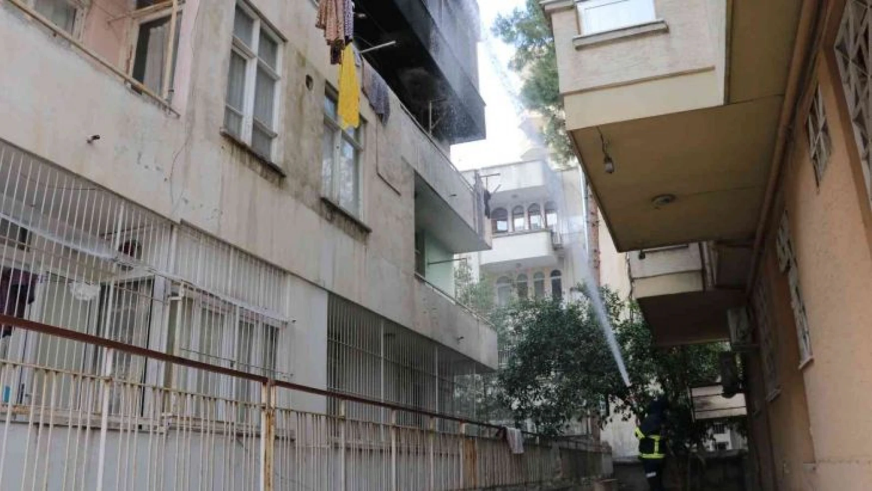 Adana'da 4 katlı binada yangın