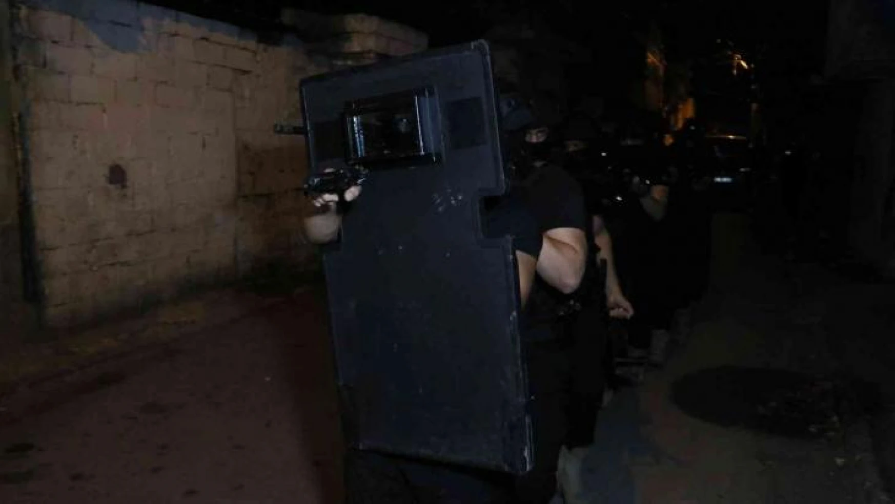 Adana'da DEAŞ'ın içinde silahlı görev yapan 10 kişiye yönelik operasyon