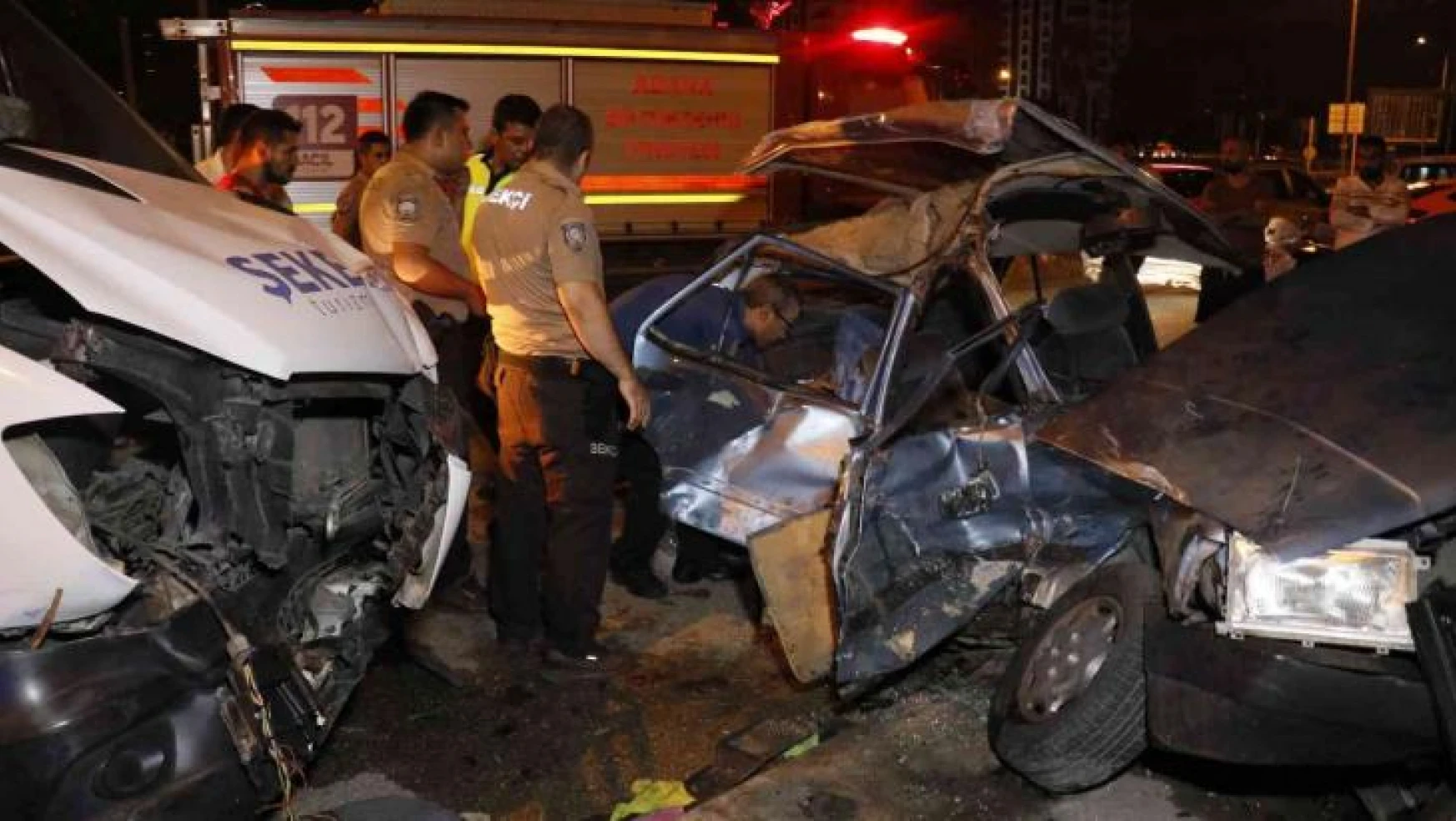 Adana'da otomobil ile servis çarpıştı: 4 yaralı