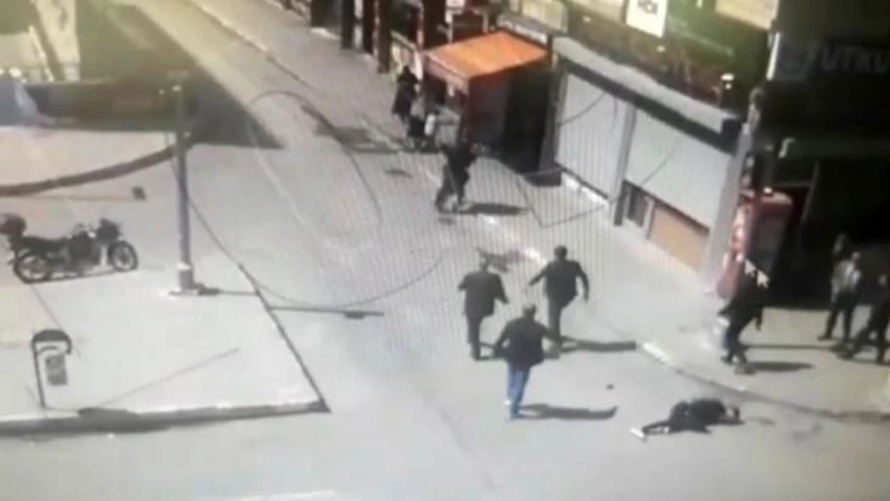 Ağrı'da cadde ortasında silahlı çatışma: 3 yaralı