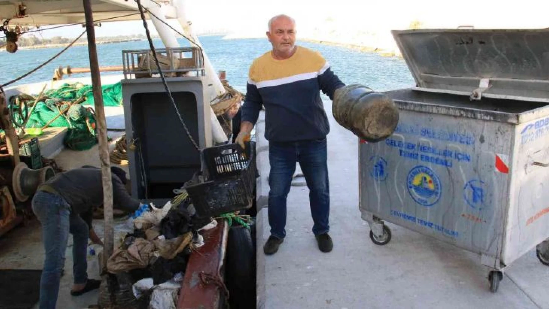 Akdeniz'de balık yerine bir avda 2 konteyner çöp çıktı