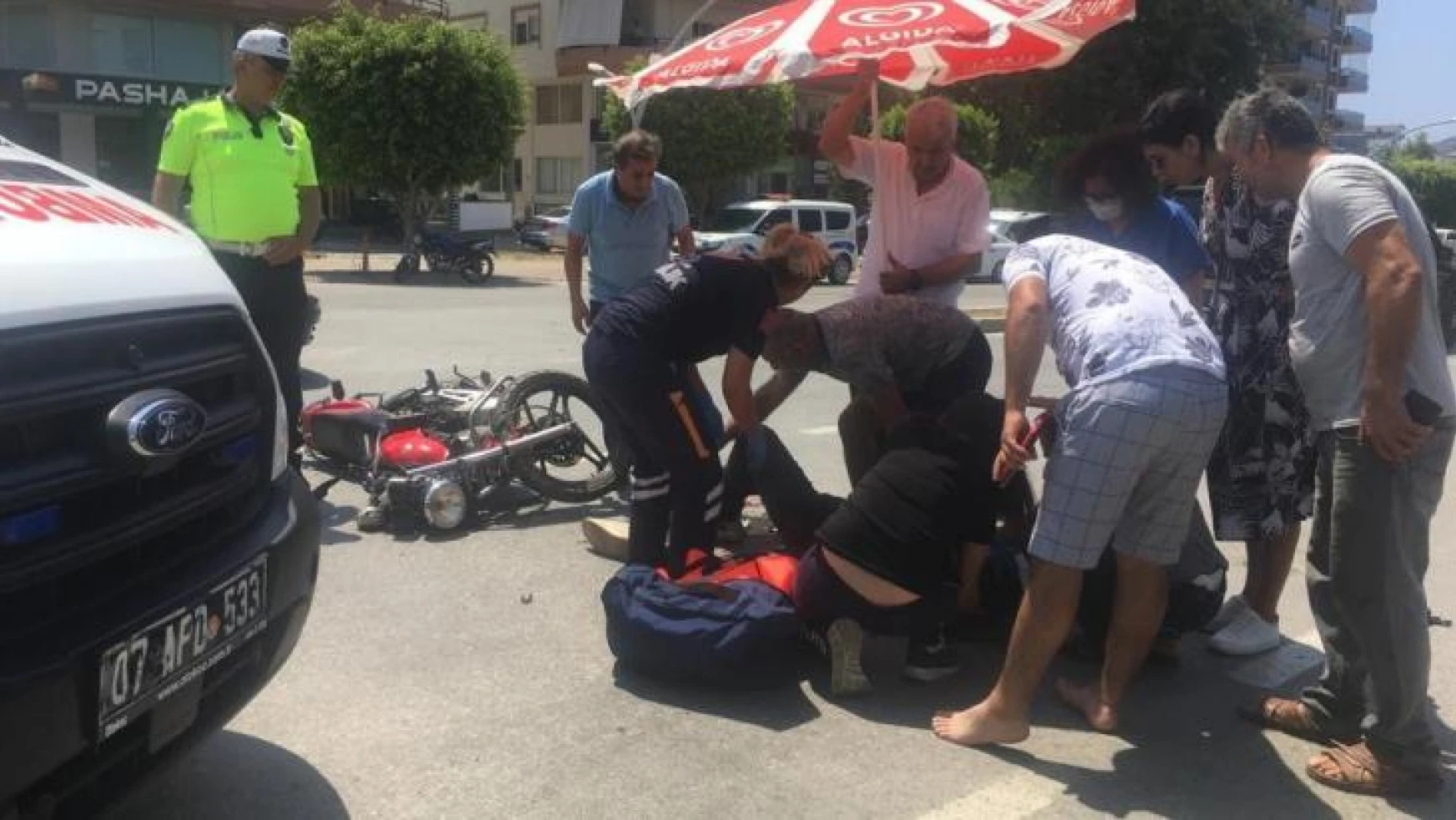Alanya'da motosiklet ile otomobil çarpıştı: 1'i ağır, 2 yaralı