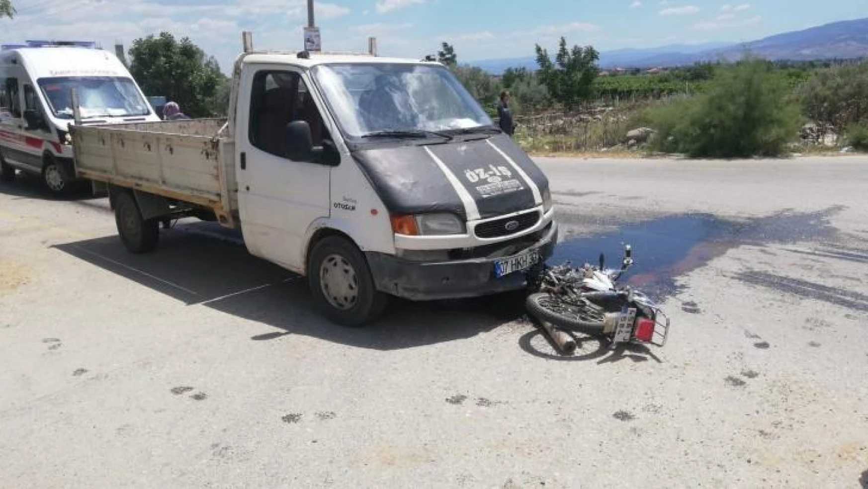 Alaşehir'de motosiklet ile kamyonet çarpıştı: 1 ölü