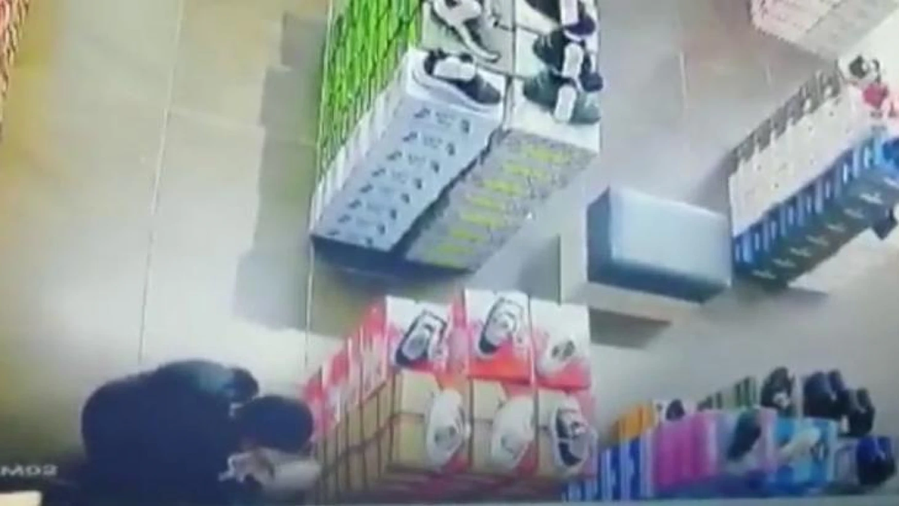 Alışveriş merkezinden ayakkabı hırsızlığı