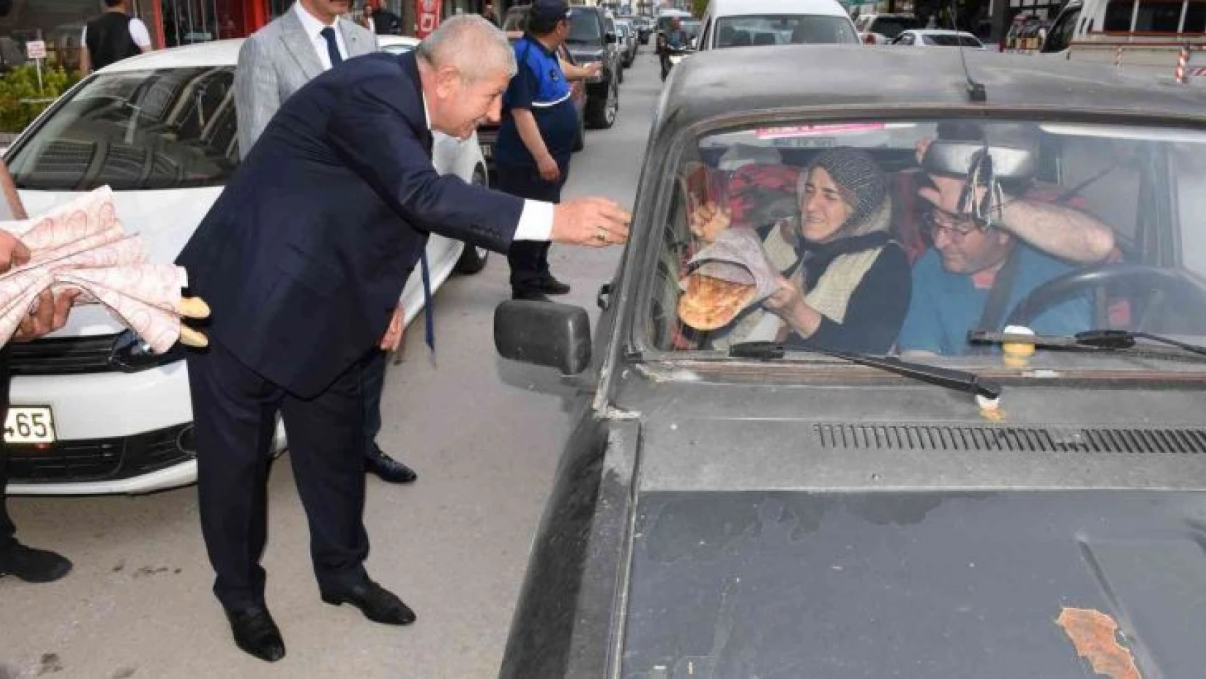 Amasya Belediye Başkanı Sarı, iftar öncesi trafikte Ramazan pidesi dağıttı