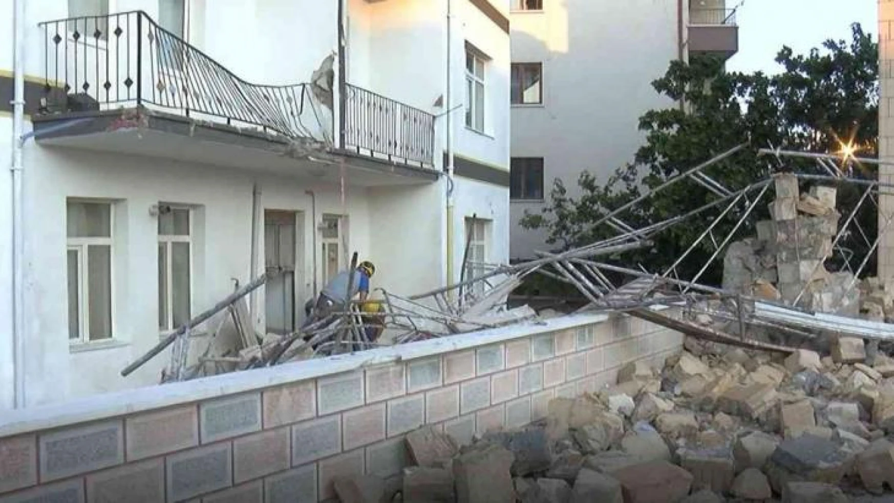 Ankara'da fırtınaya dayanamayan minare tadilat halindeki binanın üzerine devrildi