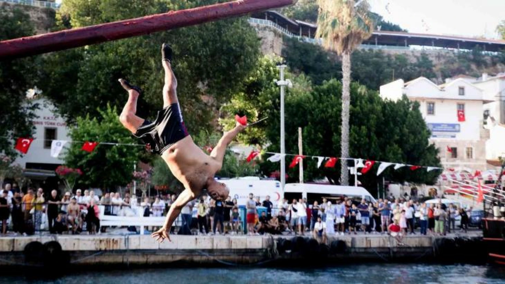 Antalya'da iptal edilen yağlı direk bayrak yarışması renkli görüntülere sahne oldu