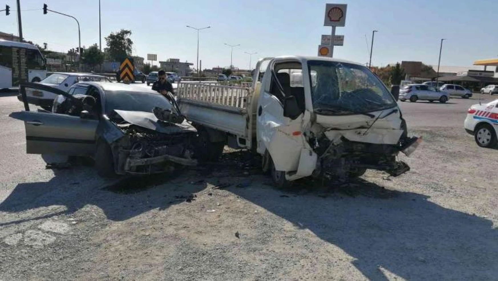 Antalya'da kamyonetle otomobil çarpıştı: 3 yaralı