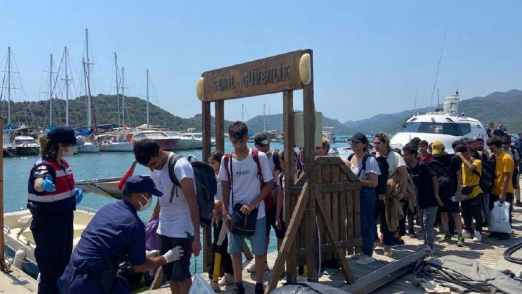 Antalya'da Kekova Adası'na bırakılan 160 düzensiz göçmen yakalandı