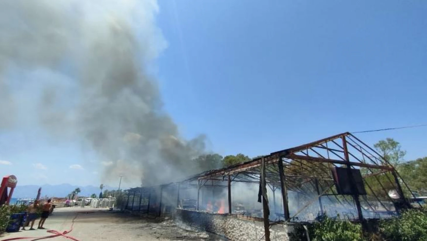 Antalya'da plaj işletmesinde korkutan yangın